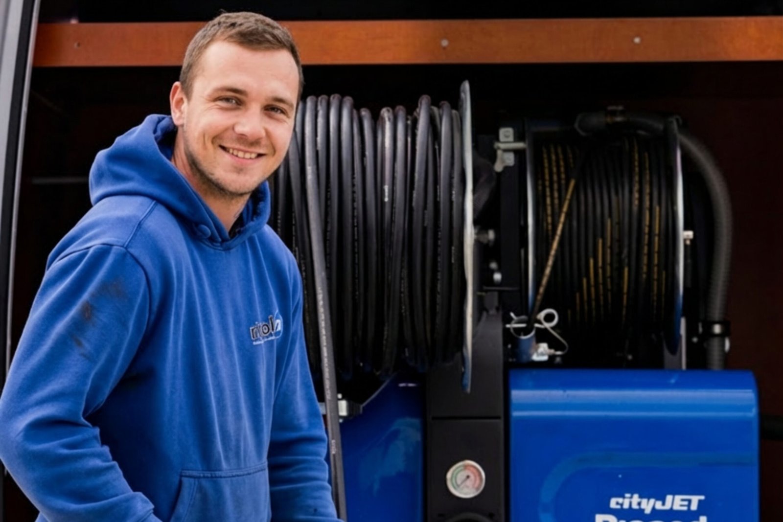 WerkenbijRiool.nl - Dakgotenreiniger op een ladder